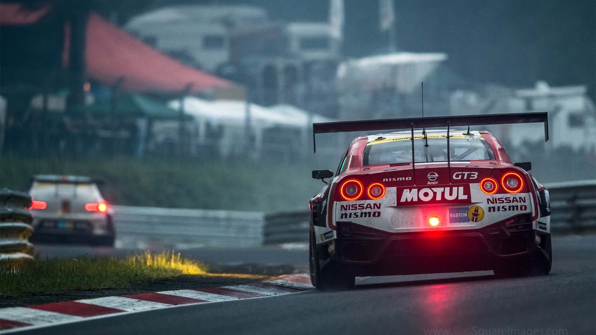 _天幕下的极光穿越：自然奇观中的极限竞赛_，极光的天空