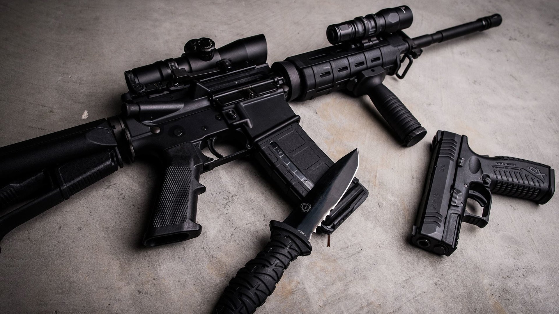 现场气氛：观众笑声不断，热情高涨如火如荼！，观众的笑声是什么短语